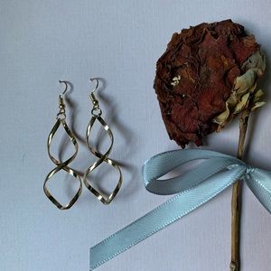 Gold Twisted Earring